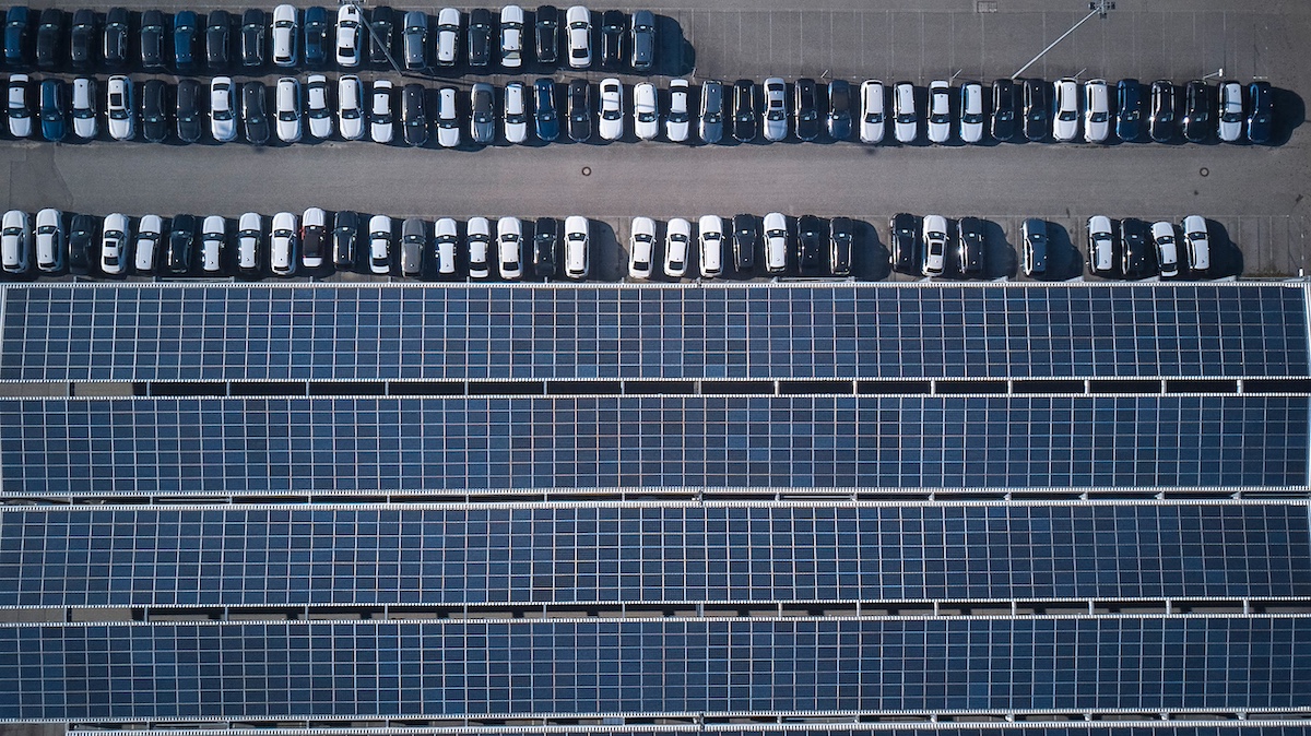 BMW scommette sul fotovoltaico: energia verde direttamente dai tetti degli stabilimenti BMW scommette sul fotovoltaico: energia verde direttamente dai tetti degli stabilimenti