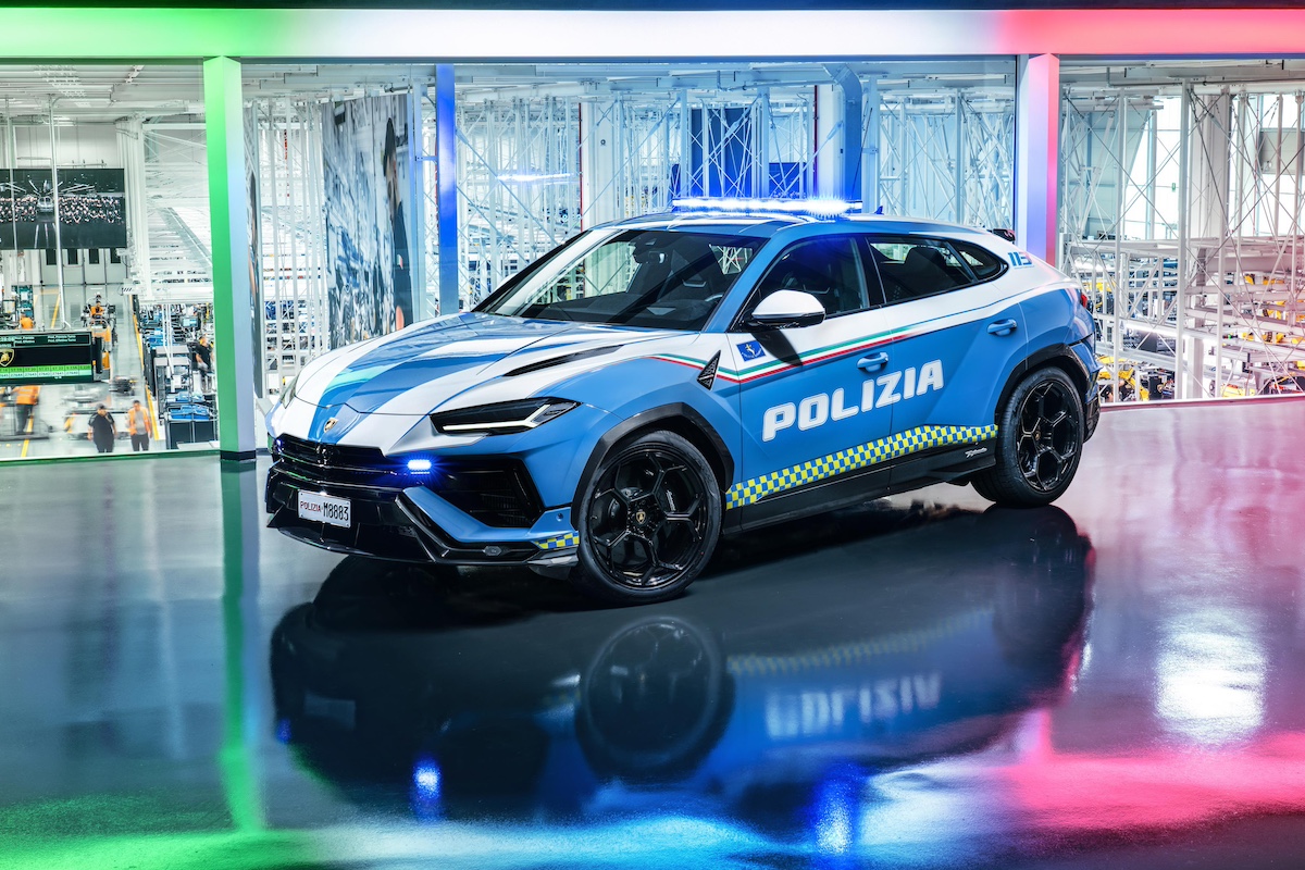 Lamborghini e Polizia di Stato: 20 Anni di collaborazione per la sicurezza e il pronto soccorso Lamborghini e Polizia di Stato: 20 Anni di collaborazione per la sicurezza e il pronto soccorso