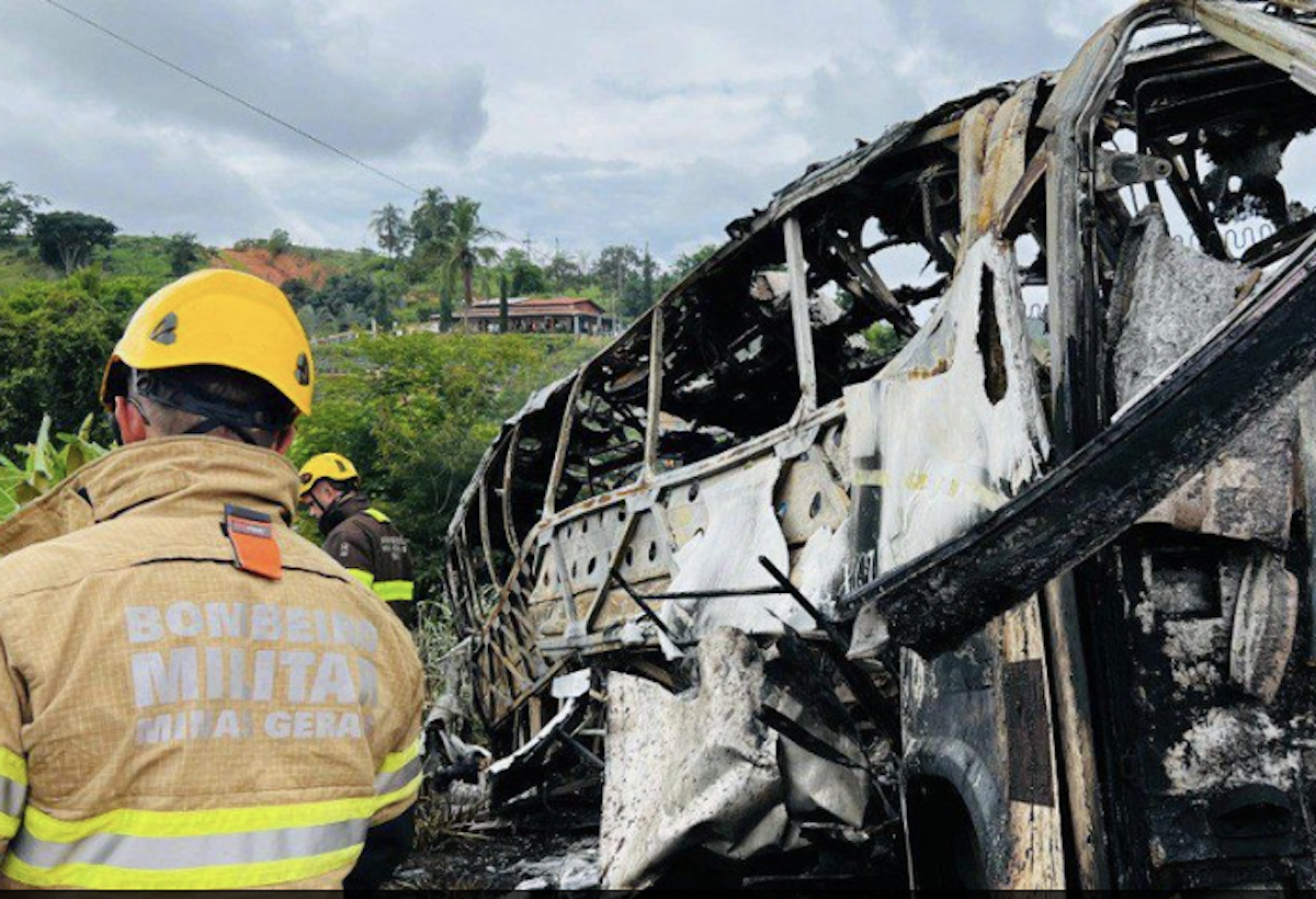 Autobus si schianta e prende fuoco, 22 vittime carbonizzate. Terribile incidente in Brasile. FOTO Autobus si schianta e prende fuoco, 22 vittime carbonizzate. Terribile incidente in Brasile. FOTO