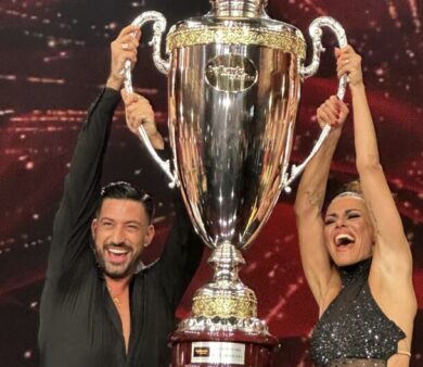 Ballando con le Stelle 2024, vince Bianca Guaccero: il bacio finale con Giovanni Pernice dopo il trionfo