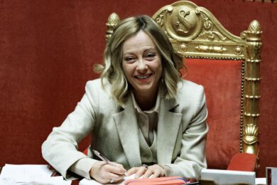 Meloni si commuove davanti ai militari italiani in Lituania: “L’Italia è fiera di voi” | Video