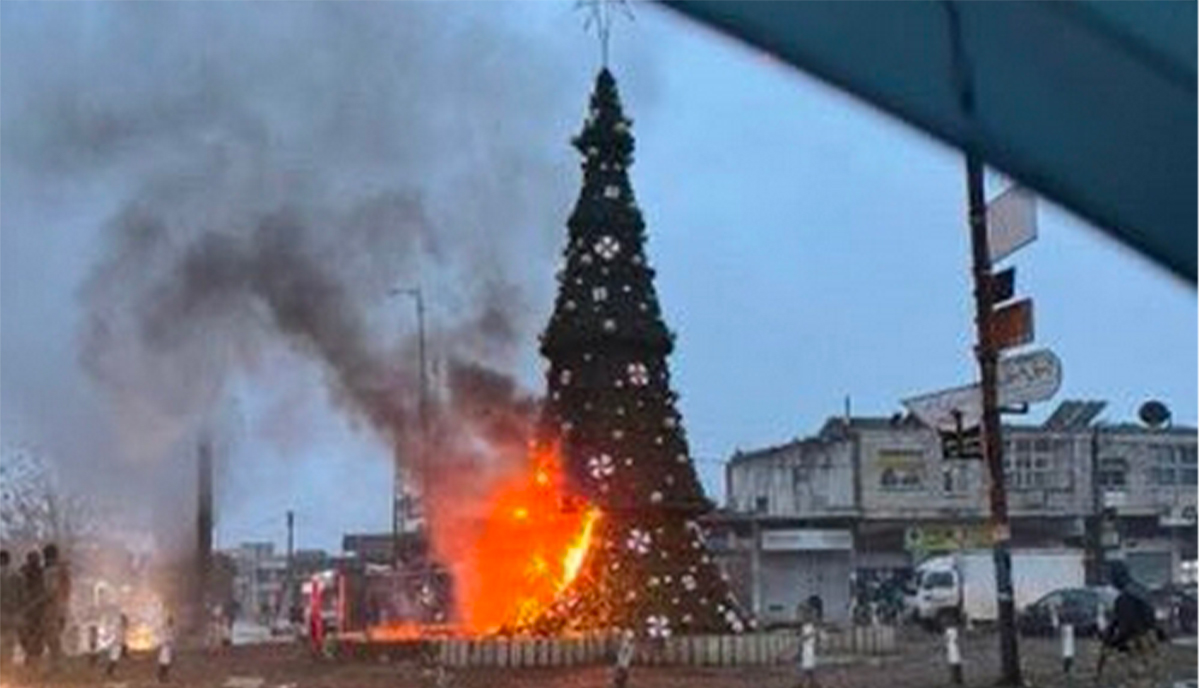 Crisi in Siria, Natale in fiamme: incendiato l’albero a Damasco. Esplode la protesta dei cristiani Crisi in Siria, Natale in fiamme: incendiato l’albero a Damasco. Esplode la protesta dei cristiani