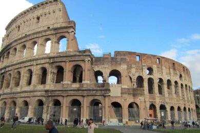 Eccellenze artigianali, primati artistici e flop politici: l’Italia è un paese che barcolla tra tradizione e crisi