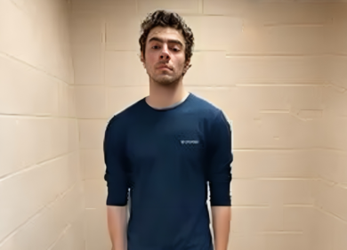 Mangione, undici i reati contestati: per quello di “terrorismo” rischia l’esecuzione