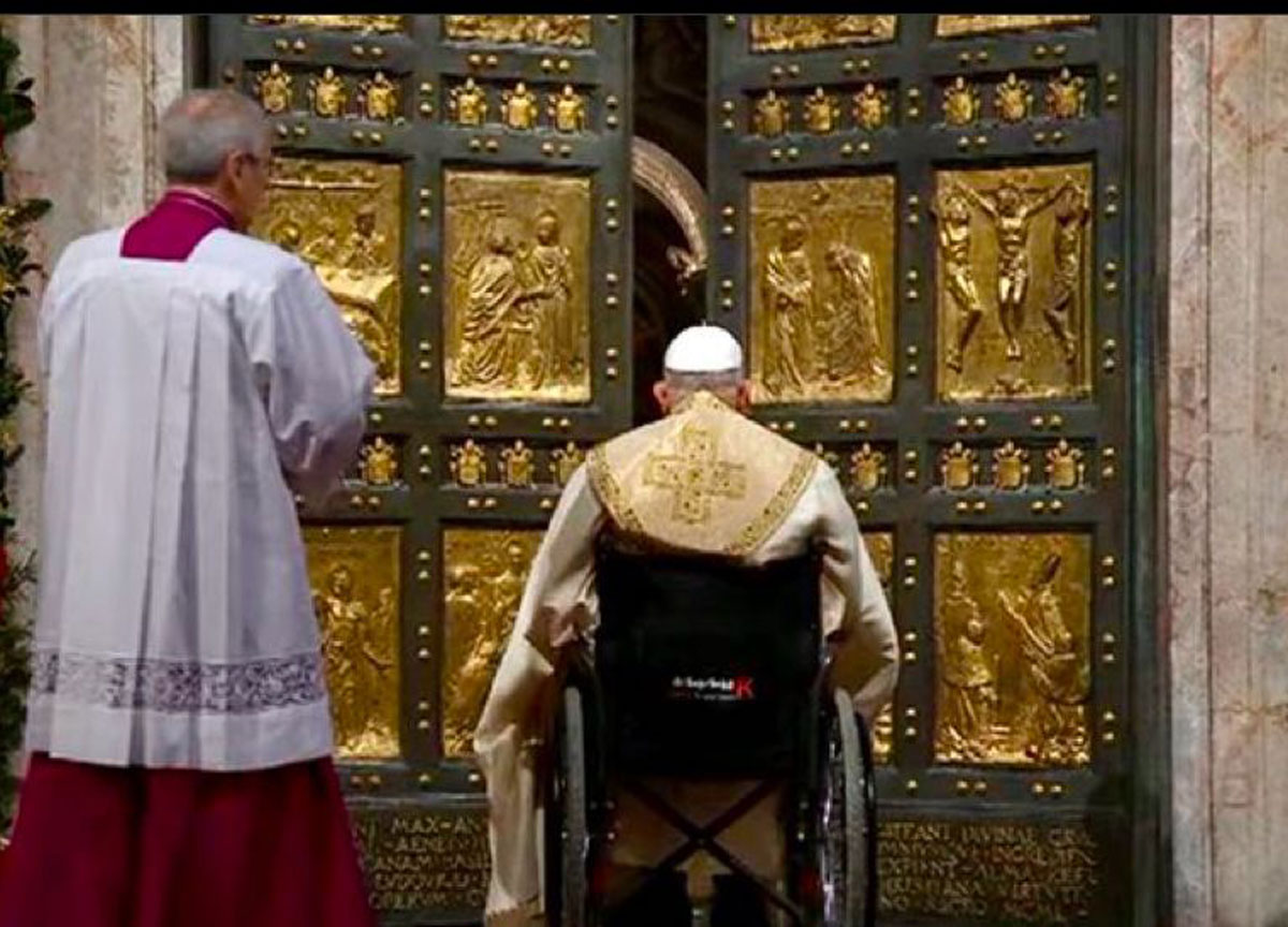 Il Papa apre la Porta Santa, al via il Giubileo 2025: migliaia di fedeli a San Pietro Il Papa apre la Porta Santa, al via il Giubileo 2025: migliaia di fedeli a San Pietro