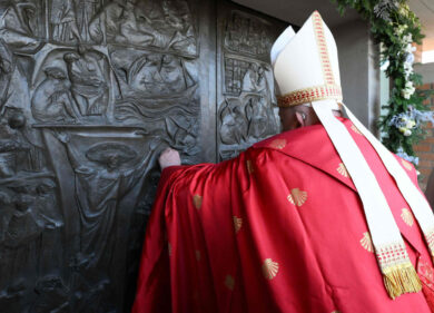 Giubileo, il Papa apre la Porta Santa a Rebibbia: “La speranza non delude”