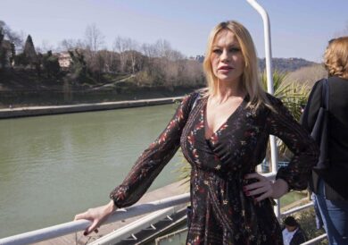 Anna Falchi si racconta: “Il mio sogno è Ibrahimovic. Ho avuto tanti amori, ma come mi ha baciato lui…”