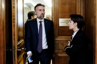 Manovra in aula al Senato. Liris (FdI) si dimette da relatore: “Basta singola lettura”