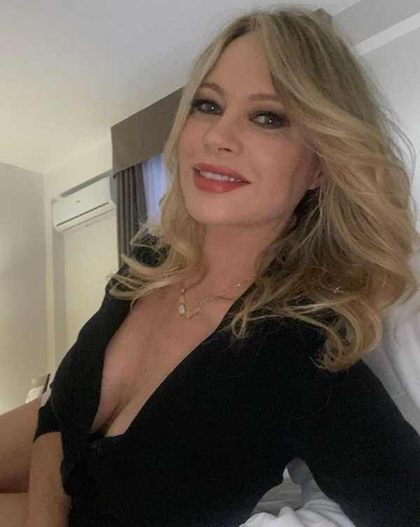 Anna Falchi si racconta: “Il mio sogno è Ibrahimovic. Ho avuto tanti amori, ma come mi ha baciato lui…”