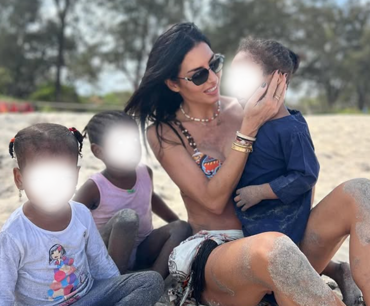 Elisabetta Gregoraci nella bufera per le vacanze in Kenya: “I bambini non sono un’attrazione turistica”