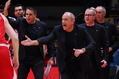 Olimpia Milano ko all’ultimo tiro contro l’Olympiacos. Ettore Messina: ‘Trattati dagli arbitri come dei rookie di Eurolega’