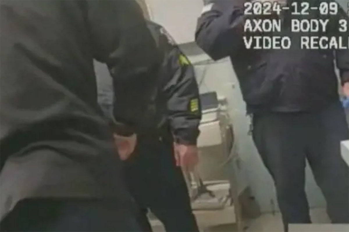 New York, detenuto in manette picchiato a morte da tre guardie carcerarie New York, detenuto in manette picchiato a morte da tre guardie carcerarie