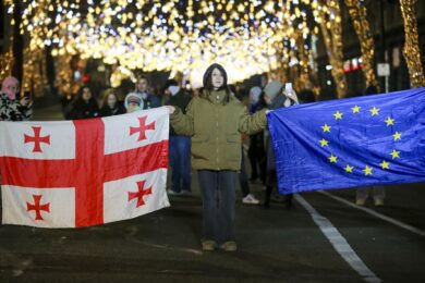 Georgia, Kavelashvili presta giuramento come presidente. Ma la piazza insorge: proteste pro Ue a Tbilisi
