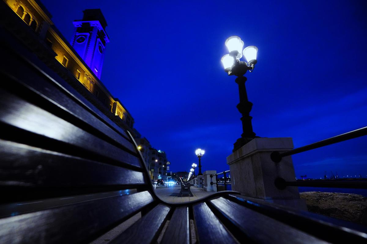 I lampioni del lungomare di Bari San Nicola e il coraggio smarrito