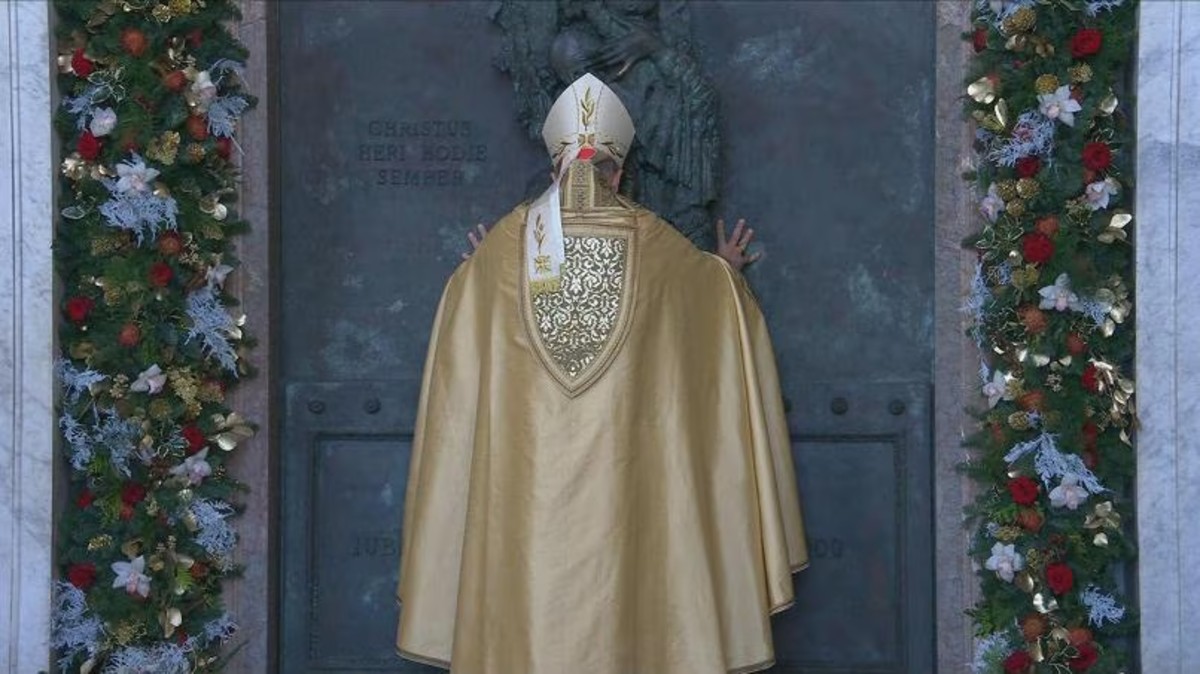 Giubileo 2025, dopo San Pietro e Rebibbia aperta la Porta Santa a San Giovanni in Laterano. Ma Papa Francesco non c’è Giubileo 2025, dopo San Pietro e Rebibbia aperta la Porta Santa a San Giovanni in Laterano. Ma Papa Francesco non c’è