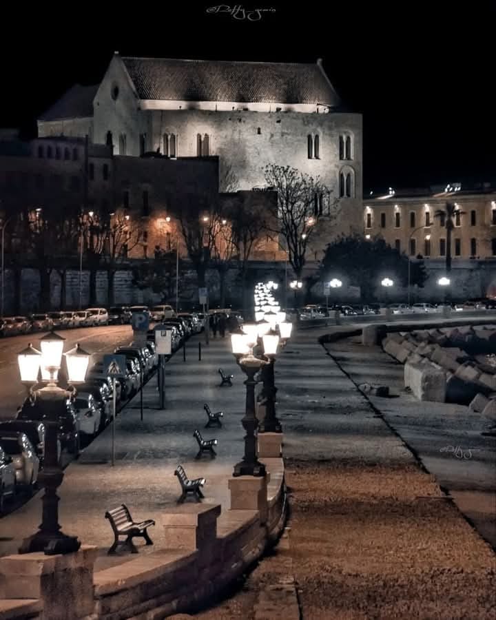 I lampioni del lungomare di Bari San Nicola e il coraggio smarrito