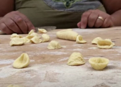 Orecchiette di Bari, il sospetto di una truffa: le pastaie vendono quelle industriali?