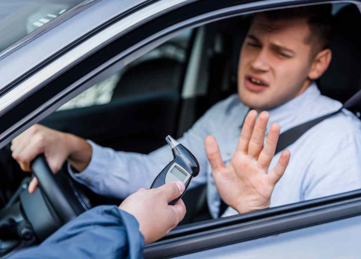 Capodanno, basta un bicchiere di vino per farci portare via la patente. Ma bere si può, ecco quanto è consentito per ogni tipo di fisico Capodanno, basta un bicchiere di vino per farci portare via la patente. Ma bere si può, ecco quanto è consentito per ogni tipo di fisico