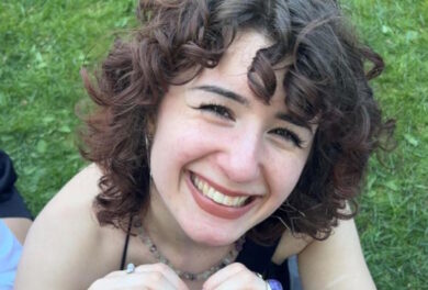 Martina Voce, la 21enne accoltellata dall’ex a Oslo si sveglia dal coma: “Sorrideva mentre mi colpiva, caduta nel mio sangue”