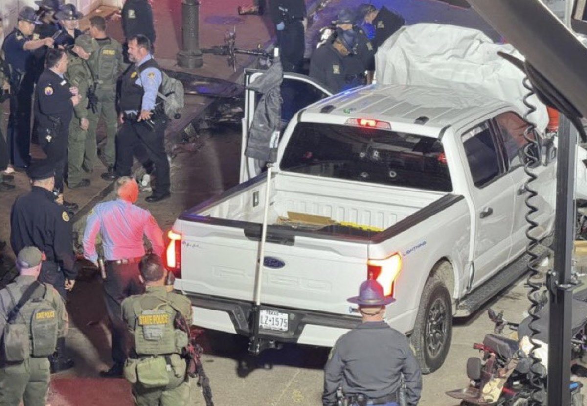 Furgone sulla folla a New Orleans, il bilancio si aggrava: 15 morti. Il killer è un veterano Usa ispirato dall’Isis Furgone sulla folla a New Orleans, il bilancio si aggrava: 15 morti. Il killer è un veterano Usa ispirato dall’Isis