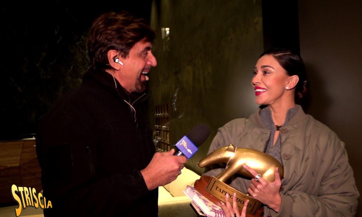 Belen Rodriguez riceve il Tapiro D’oro dei record e poi dice: “Da adesso divento lesbica”