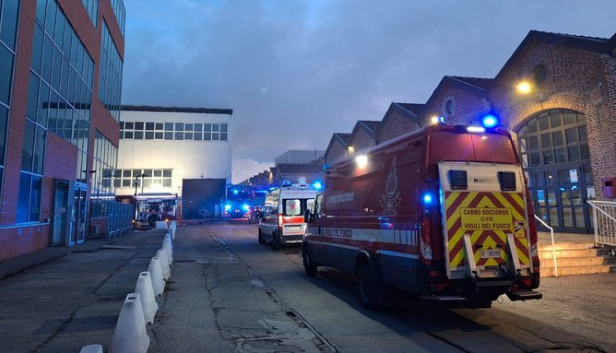 Milano, vasto incendio in un magazzino di viale Sarca. Vigili del fuoco sul posto Milano, vasto incendio in un magazzino di viale Sarca. Vigili del fuoco sul posto