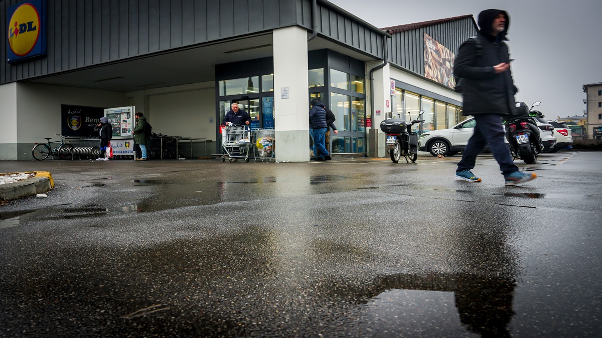 Accoltellata dal marito nel parcheggio del supermercato a Seriate: la salvano i passanti Accoltellata dal marito nel parcheggio del supermercato a Seriate: la salvano i passanti