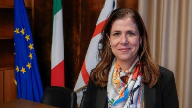 Le contraddizioni che inguaiano Alessandra Todde: “mi sono pagata la campagna elettorale”. “Anzi, no” | video