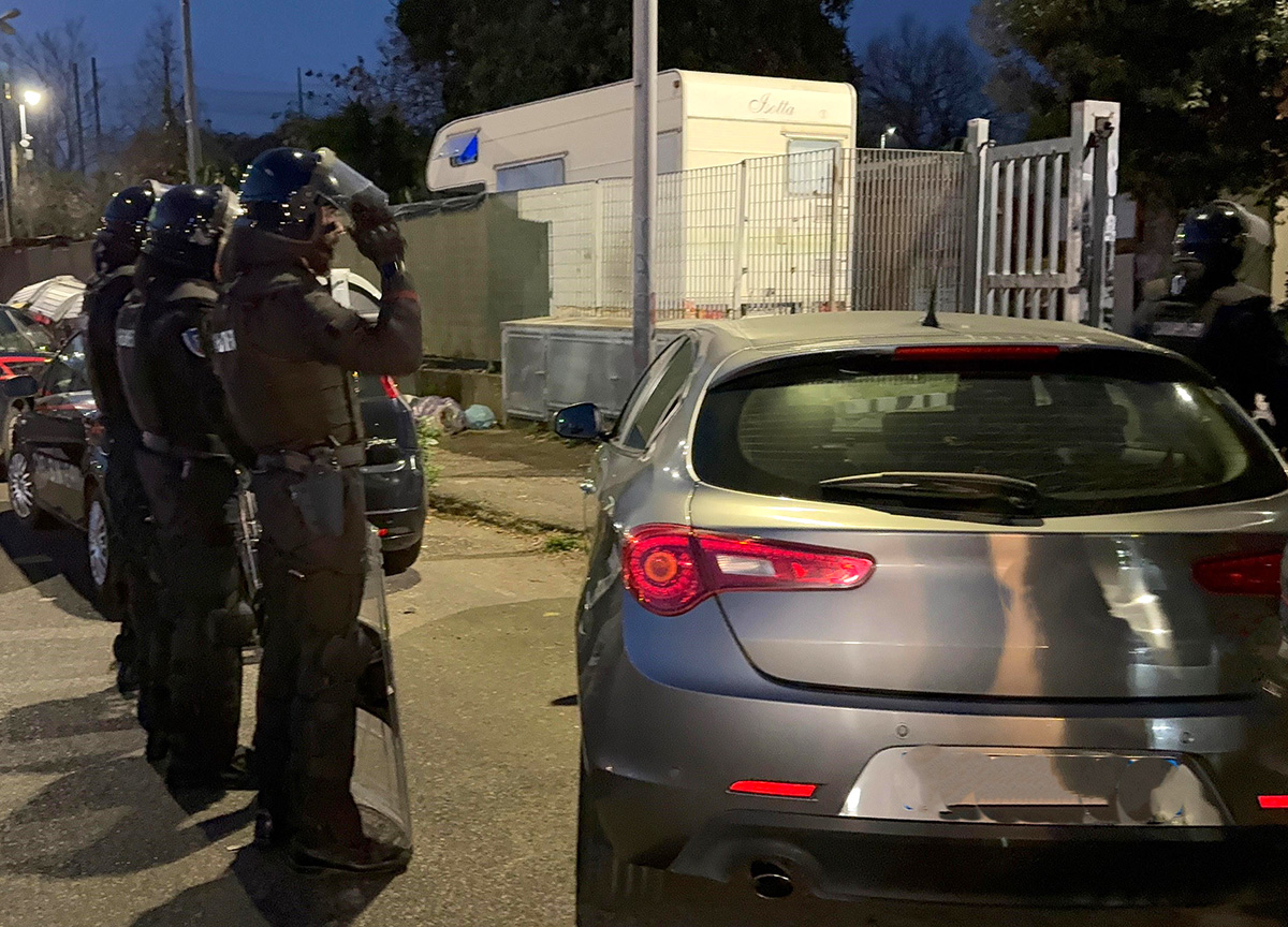 Furti e rapine in villa agli anziani: presa la banda del campo rom che terrorizzava Roma e i Castelli Furti e rapine in villa agli anziani: presa la banda del campo rom che terrorizzava Roma e i Castelli