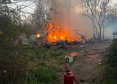 A fuoco il campo rom abusivo di via Longoni, evacuati gli abitanti. I vigili: “Roma non solo vetrina Giubileo”