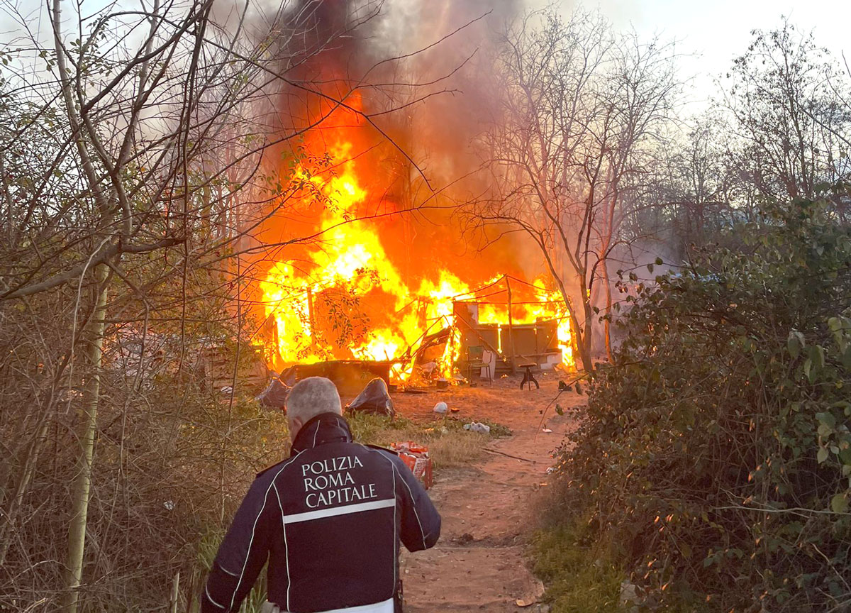 A fuoco il campo rom abusivo di via Longoni, evacuati gli abitanti. I vigili: “Roma non solo vetrina Giubileo”