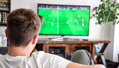 Dazn, Sky, Prime Video… quanto costa ai tifosi il calcio in pay tv tra Serie A e Champions? Molto meno che in Spagna e… Le cifre