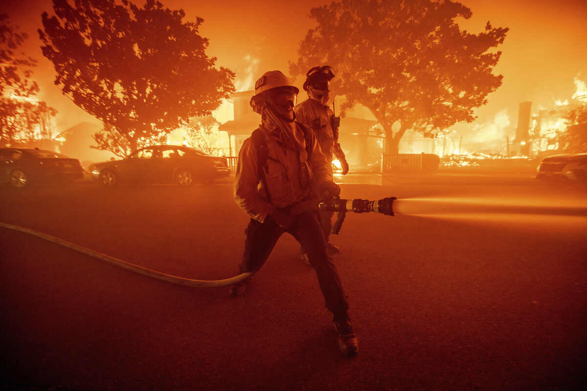 Brucia la California, a Los Angeles scatta lo stato di emergenza: 30 mila sfollati per un vasto incendio Brucia la California, a Los Angeles scatta lo stato di emergenza: 30 mila sfollati per un vasto incendio