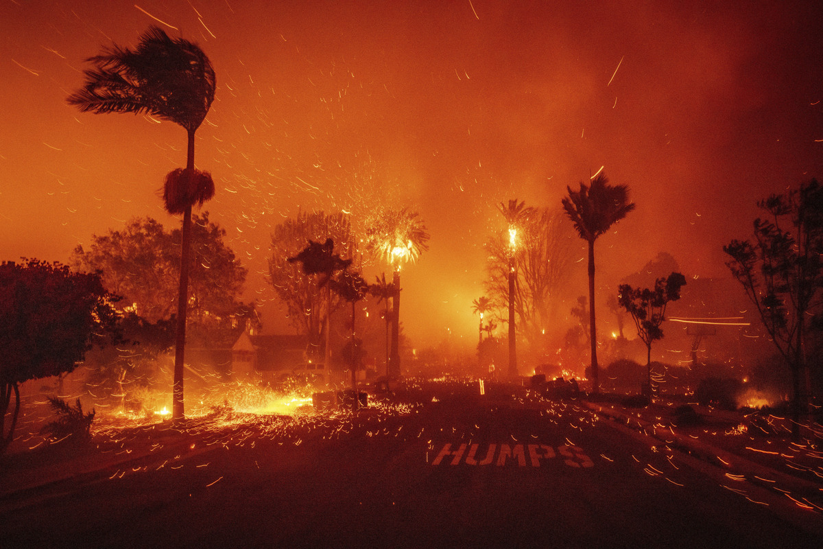 Brucia la California, a Los Angeles scatta lo stato di emergenza: 30 mila sfollati per un vasto incendio Brucia la California, a Los Angeles scatta lo stato di emergenza: 30 mila sfollati per un vasto incendio