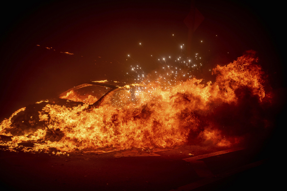 Brucia la California, a Los Angeles scatta lo stato di emergenza: 30 mila sfollati per un vasto incendio Brucia la California, a Los Angeles scatta lo stato di emergenza: 30 mila sfollati per un vasto incendio
