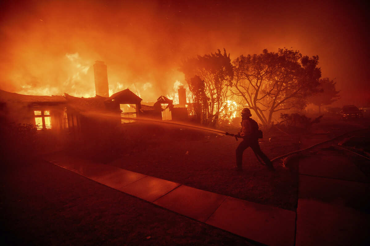 Brucia la California, a Los Angeles scatta lo stato di emergenza: 30 mila sfollati per un vasto incendio Brucia la California, a Los Angeles scatta lo stato di emergenza: 30 mila sfollati per un vasto incendio