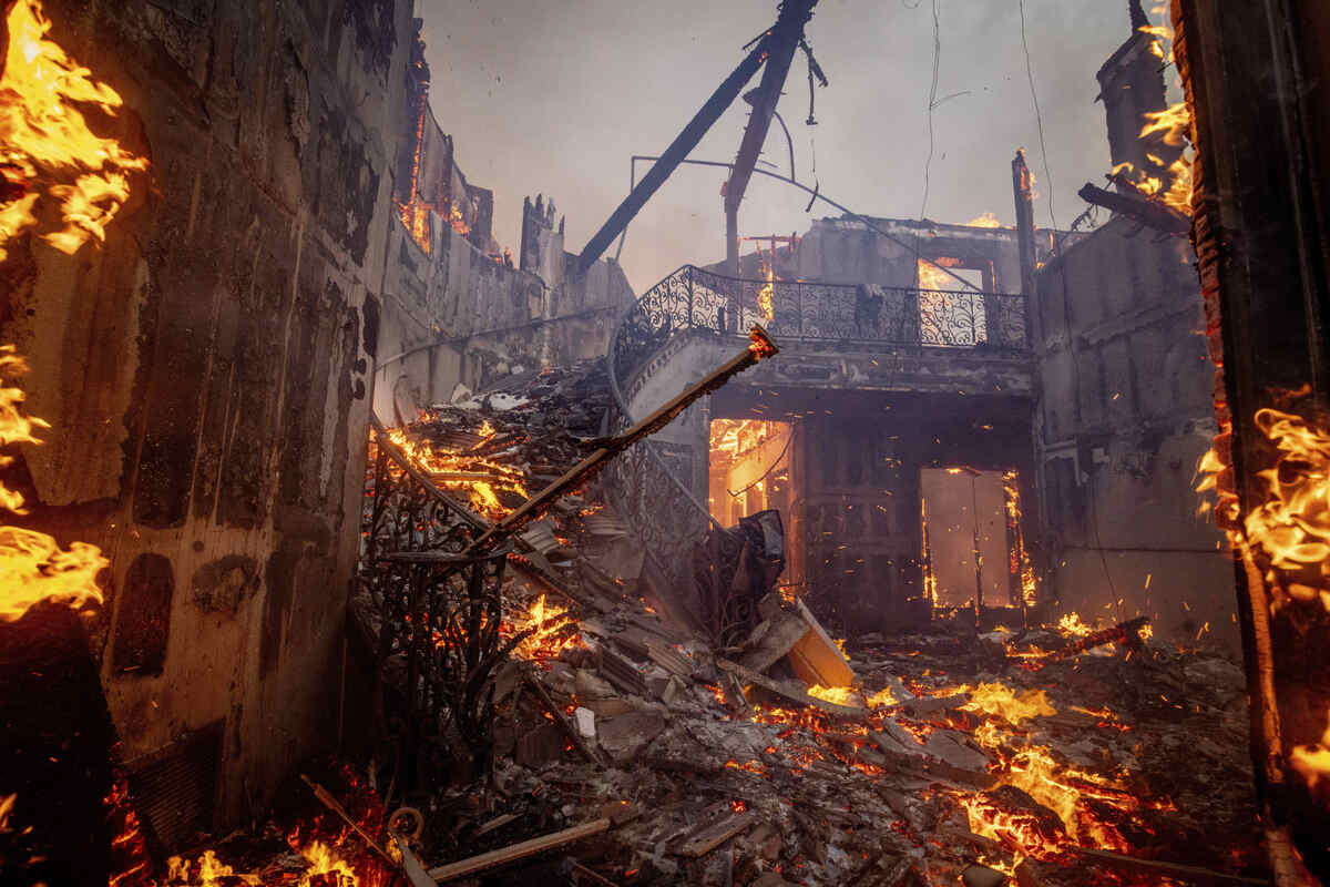 Brucia la California, a Los Angeles scatta lo stato di emergenza: 30 mila sfollati per un vasto incendio Brucia la California, a Los Angeles scatta lo stato di emergenza: 30 mila sfollati per un vasto incendio