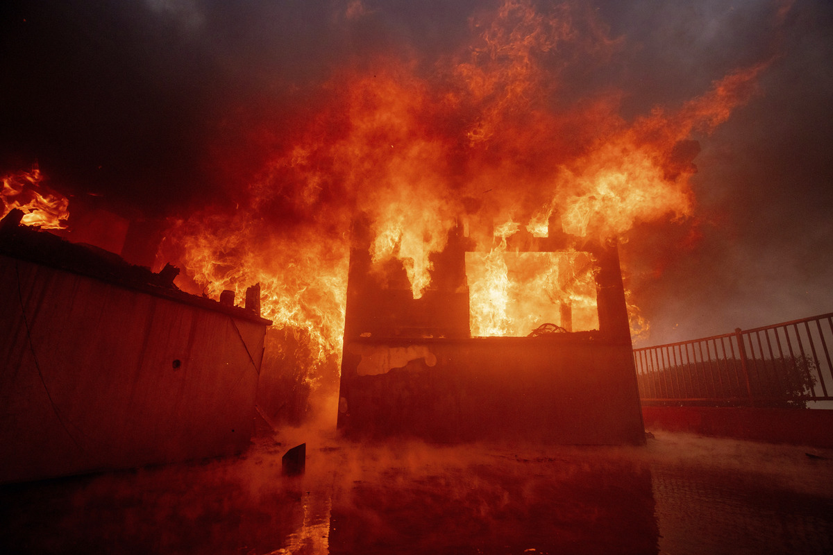 Brucia la California, a Los Angeles scatta lo stato di emergenza: 30 mila sfollati per un vasto incendio Brucia la California, a Los Angeles scatta lo stato di emergenza: 30 mila sfollati per un vasto incendio