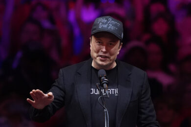 Elon Musk fa shopping, cerca un castello in Toscana e il padre svela: “Sogna il Liverpool”