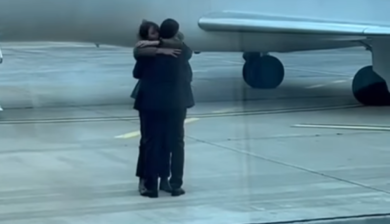 Cecilia Sala atterra a Ciampino. Il tenero abbraccio con il fidanzato sulla pista (VIDEO). Meloni: “Sei stata forte”