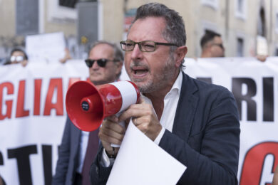 Chi è Francesco Emilio Borrelli, il deputato AVS che ha denunciato la sosta selvaggia della figlia del musicista James Senese