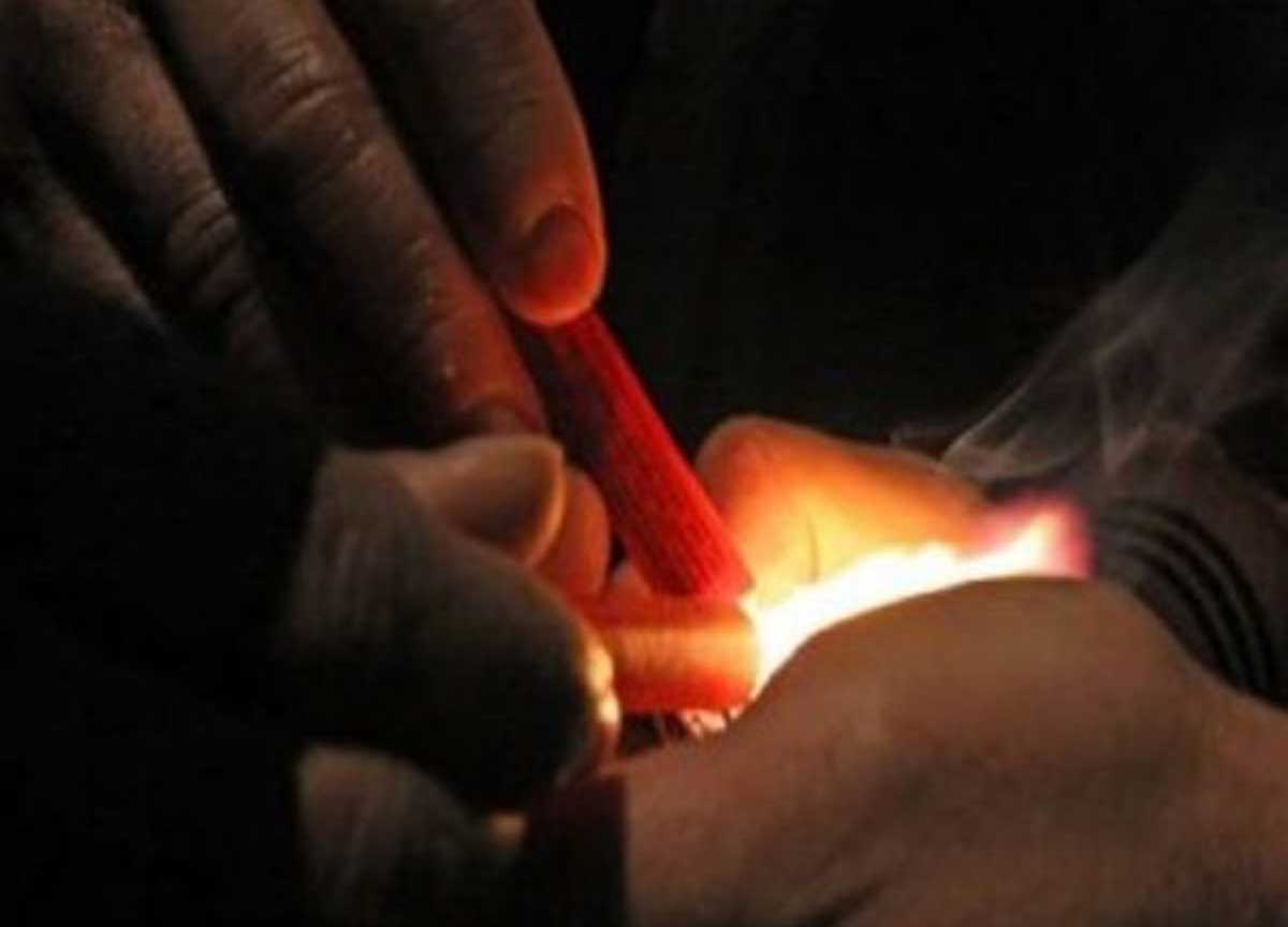 Roma, feriti due bambini di 10 e 11 anni: hanno fatto esplodere un petardo dentro una bottiglia di vetro Roma, feriti due bambini di 10 e 11 anni: hanno fatto esplodere un petardo dentro una bottiglia di vetro