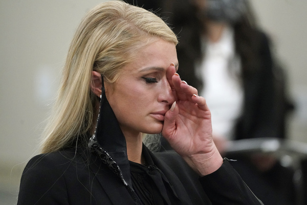 Incendio Los Angeles, da Paris Hilton a Billy Crystal: tutti i vip che hanno visto le proprie ville distrutte dalle fiamme Incendio Los Angeles, da Paris Hilton a Billy Crystal: tutti i vip che hanno visto le proprie ville distrutte dalle fiamme