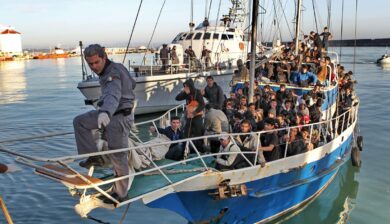 Libia, le conseguenze dei bombardamenti a Zawiya sul traffico di migranti verso l’Italia