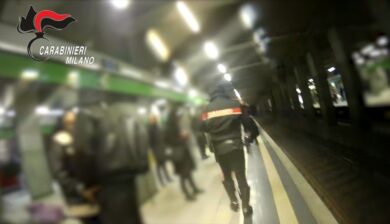 Milano, 14enne minaccia il suicidio in metro: salvata da una telefonata dei carabinieri