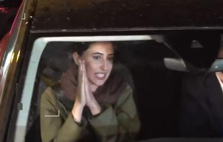 Cecilia Sala è libera, l’arrivo nella sua casa a Roma e le prime parole ai cronisti: “Ringrazio tutti”. VIDEO Cecilia Sala è libera, l’arrivo nella sua casa a Roma e le prime parole ai cronisti: “Ringrazio tutti”. VIDEO