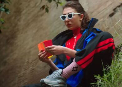Cecilia Sala appena 22enne in una canzone di Tony Effe, il video imperdibile. Ecco quando appare
