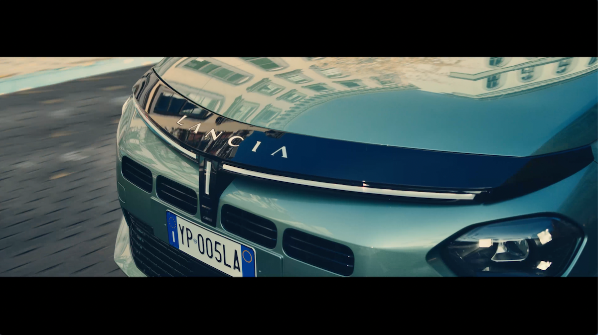 “Colleziona gli sguardi”: il nuovo spot celebra la Nuova Lancia Ypsilon ibrida