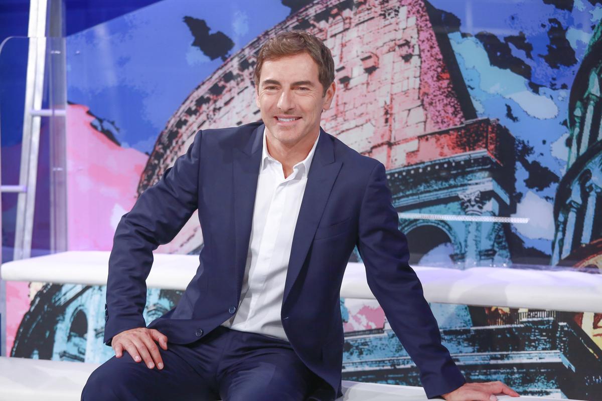 Rai1, ‘Ora o mai torna’ con Marco Liorni (che sogna Sanremo): cast cantanti, giudici, quando va in onda, le novità Rai1, ‘Ora o mai torna’ con Marco Liorni (che sogna Sanremo): cast cantanti, giudici, quando va in onda, le novità