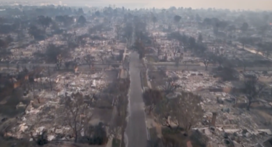 Incendi a Los Angeles, il video dal drone delle case distrutte